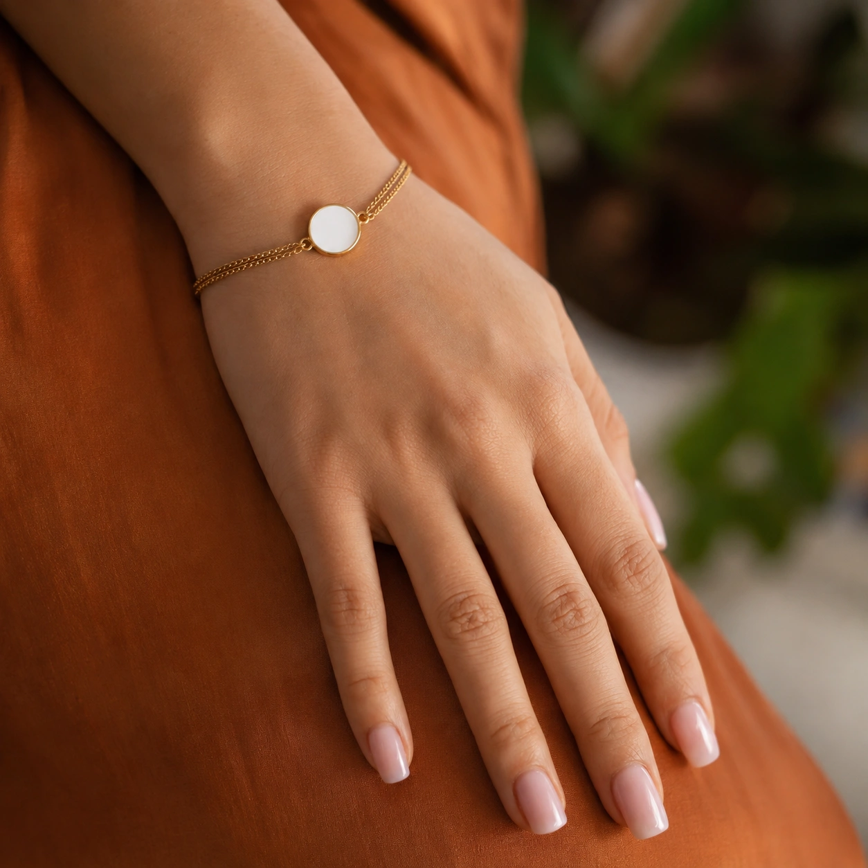 Bracelet deux rangs avec pièce ronde émaillée