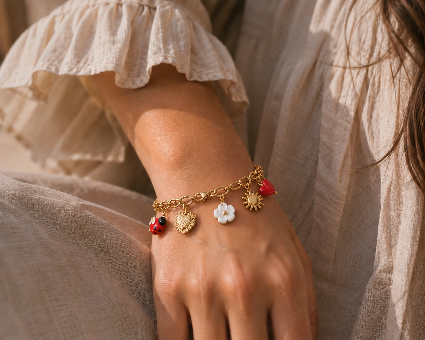 Bracelet à pendentifs – Coccinelle, Fleur nacrée, Cœur & Soleil (17 + 3 cm)
