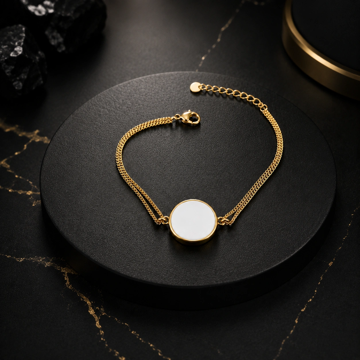 Bracelet deux rangs avec pièce ronde émaillée