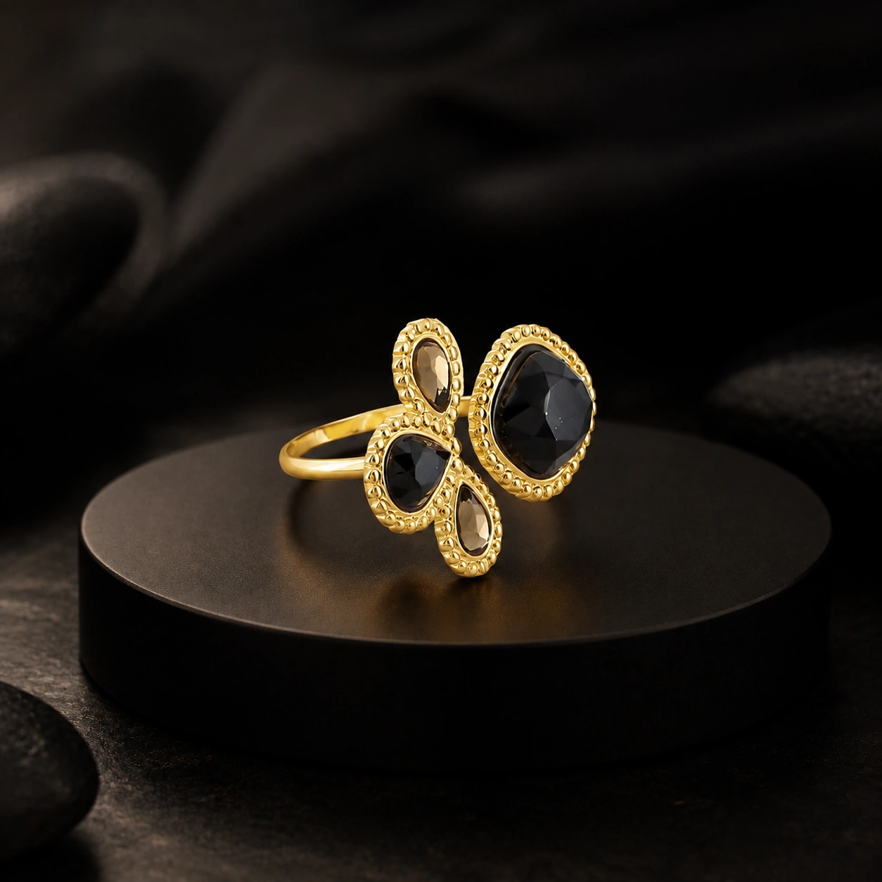 Bague fine réglable ornée de 4 perles en pâte de verre – Noir