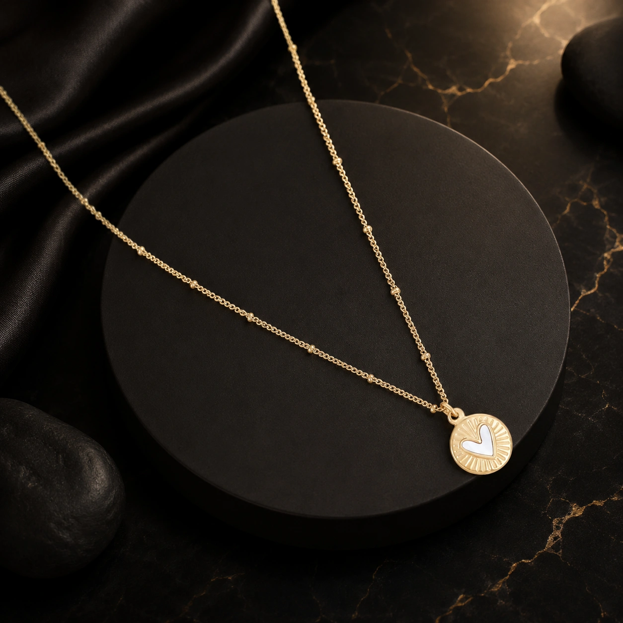 Collier avec médaille ronde et pendentif cœur en nacre (45 + 5 cm)