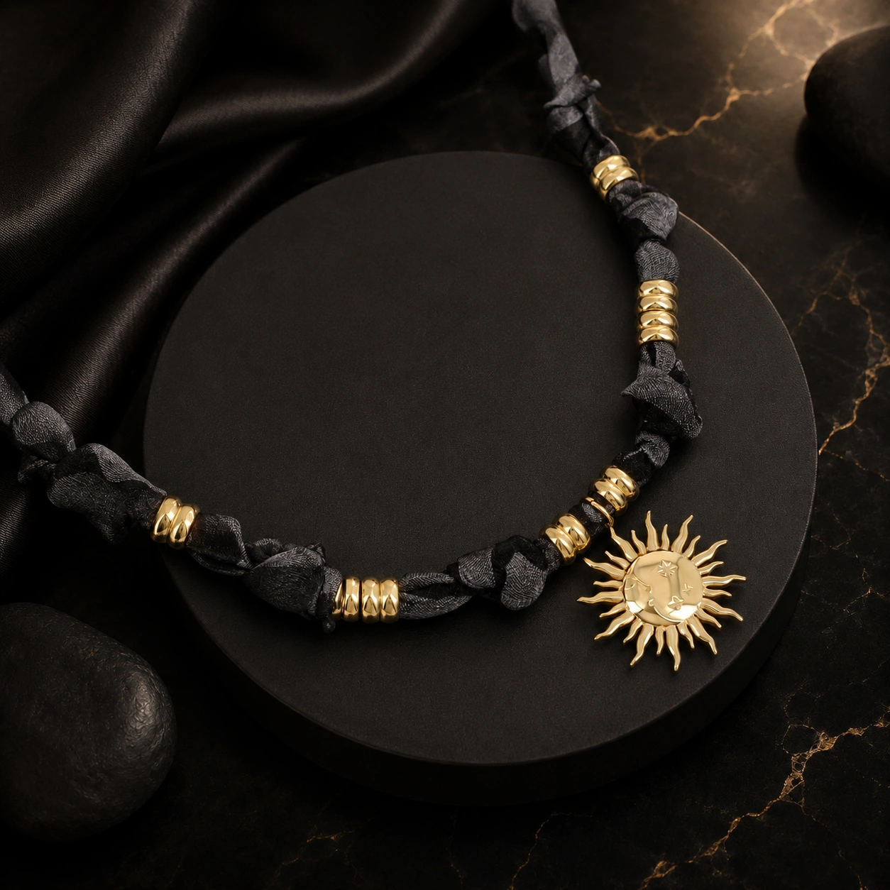 Collier ruban avec pendentif soleil (39 + 5 cm)