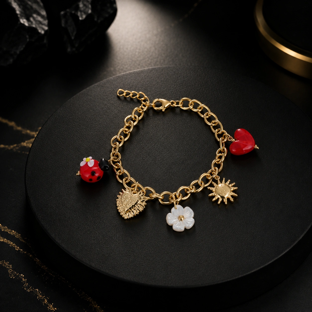 Bracelet à pendentifs – Coccinelle, Fleur nacrée, Cœur & Soleil (17 + 3 cm)