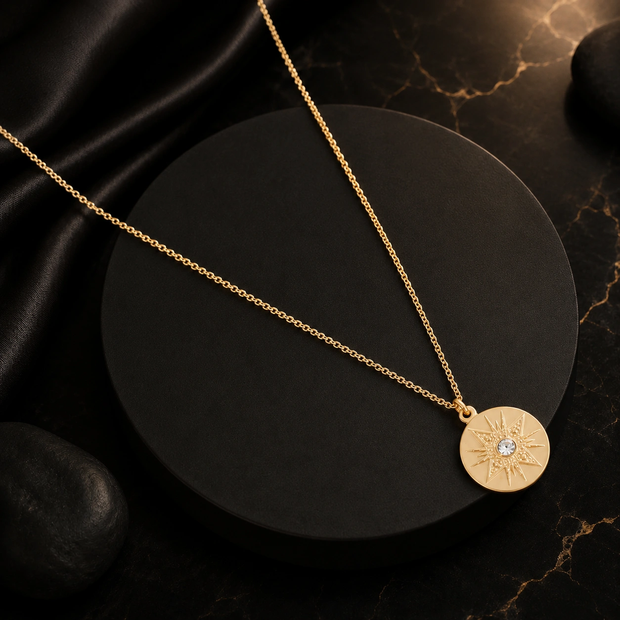 Collier Doré – Pendentif Rond Étoilé avec Strass Blanc (39 + 7 cm)