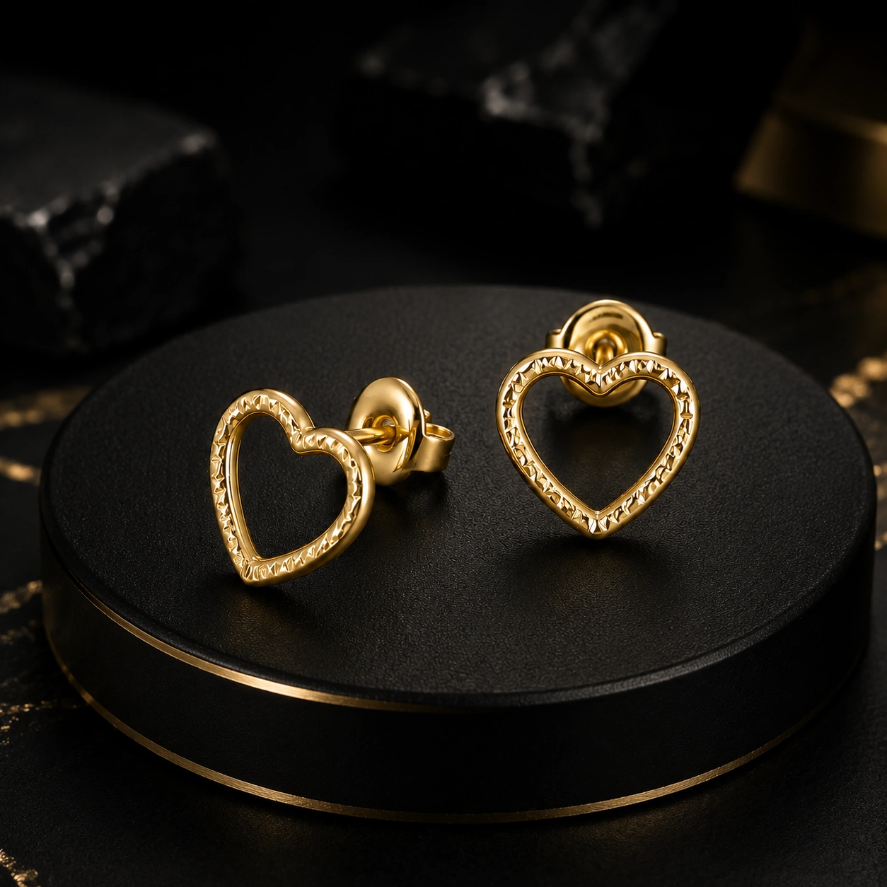 Boucles d’Oreilles Cœur Texturé – 1,2 × 1,2 cm